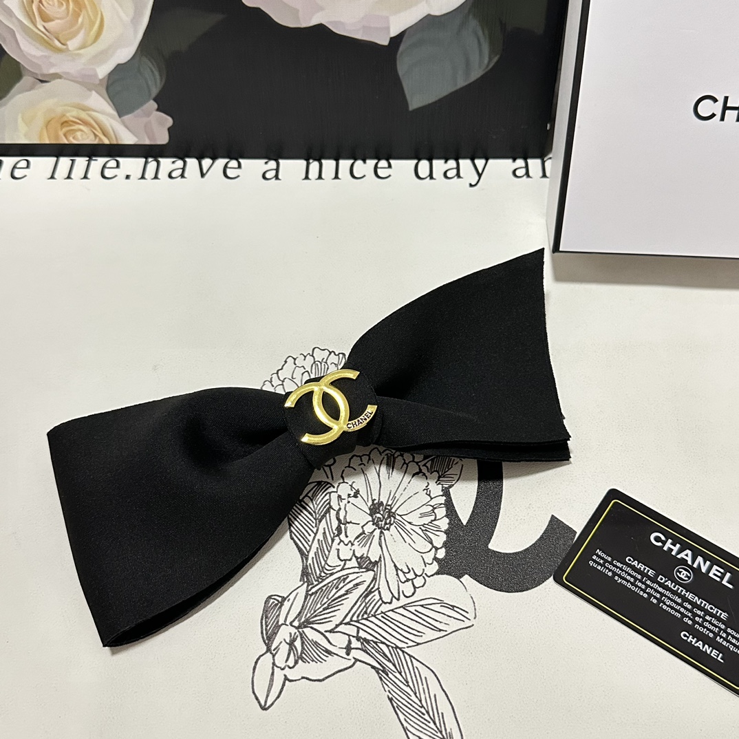 NO:284848,Specially equipped with counter packaging CHANEL (Chanel) Chen Tai's same style #Latest bow-and-old hardware hairpin# Trust me!  A must-have item for everyone. This one must be bought. The fairy is going to take it. Whoever wears it looks good~ Hairpins, hairpins, chanel, chanel, hairpins19860909特 配专柜包装 CHANEL（香奈儿）陈太同款#最新蝴蝶结中古五金发夹# 信我！人手必备的单品 这件必须买 洋气神仙颜值 小仙女要收了它,谁戴谁好看～发夹,发夹,chanel,chanel,hairpins,accessory