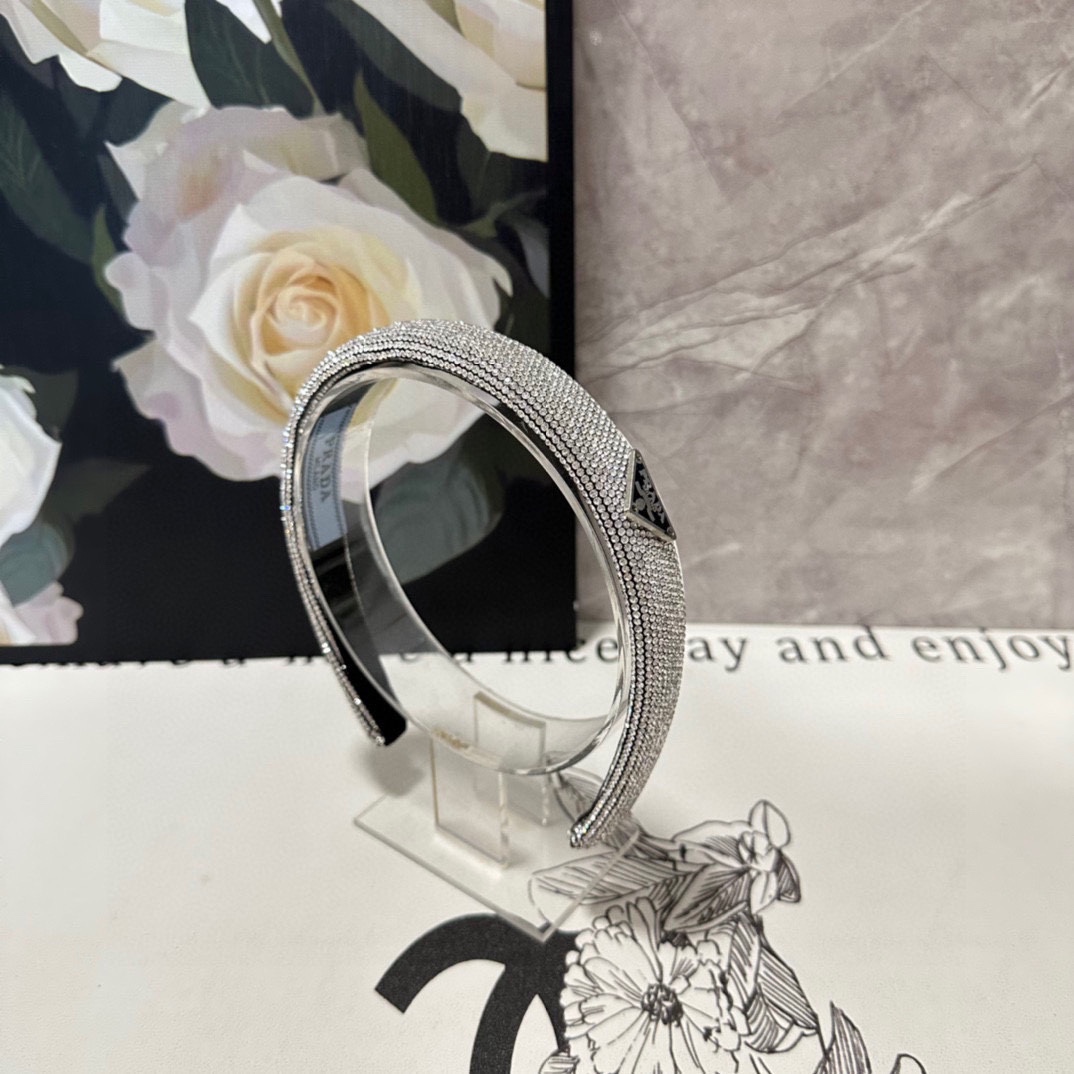 NO:284992,Specially equipped with counter packaging Prada (Prada) latest high-engine hairband, fairy quick to buy, special material, no head, salt or sweet~ hairpins, hairpins, prada, prada, hairpins19860909特 配专柜包装 Prada（普拉达）最新高工发箍 小仙女快入手 特殊材质 不嘞头 可盐可甜～发夹,发夹,prada,prada,hairpins,accessory