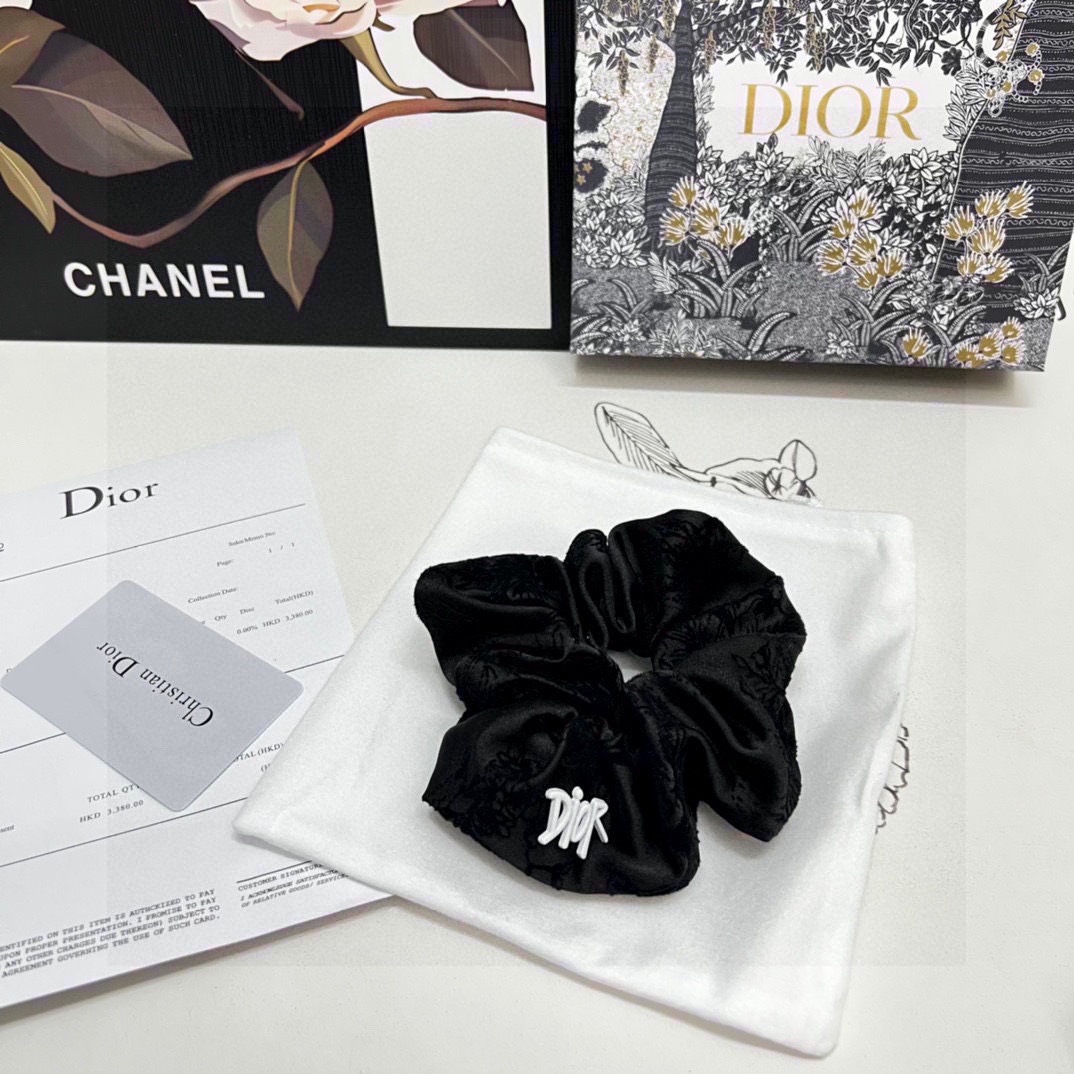 NO:284985,Special (single) with full packaging Dior (Dio) hot dark pattern hair ring, counter model shipped, it looks very high-end at first glance Super versatile, you must keep your own hairpins, hairpins, dior, dior, hairpins19860909特（单个）配全套包装 Dior（迪奥）爆款暗纹发圈,专柜款出货 一看就特别高档 超级百搭 必须自留发夹,发夹,dior,dior,hairpins,accessory