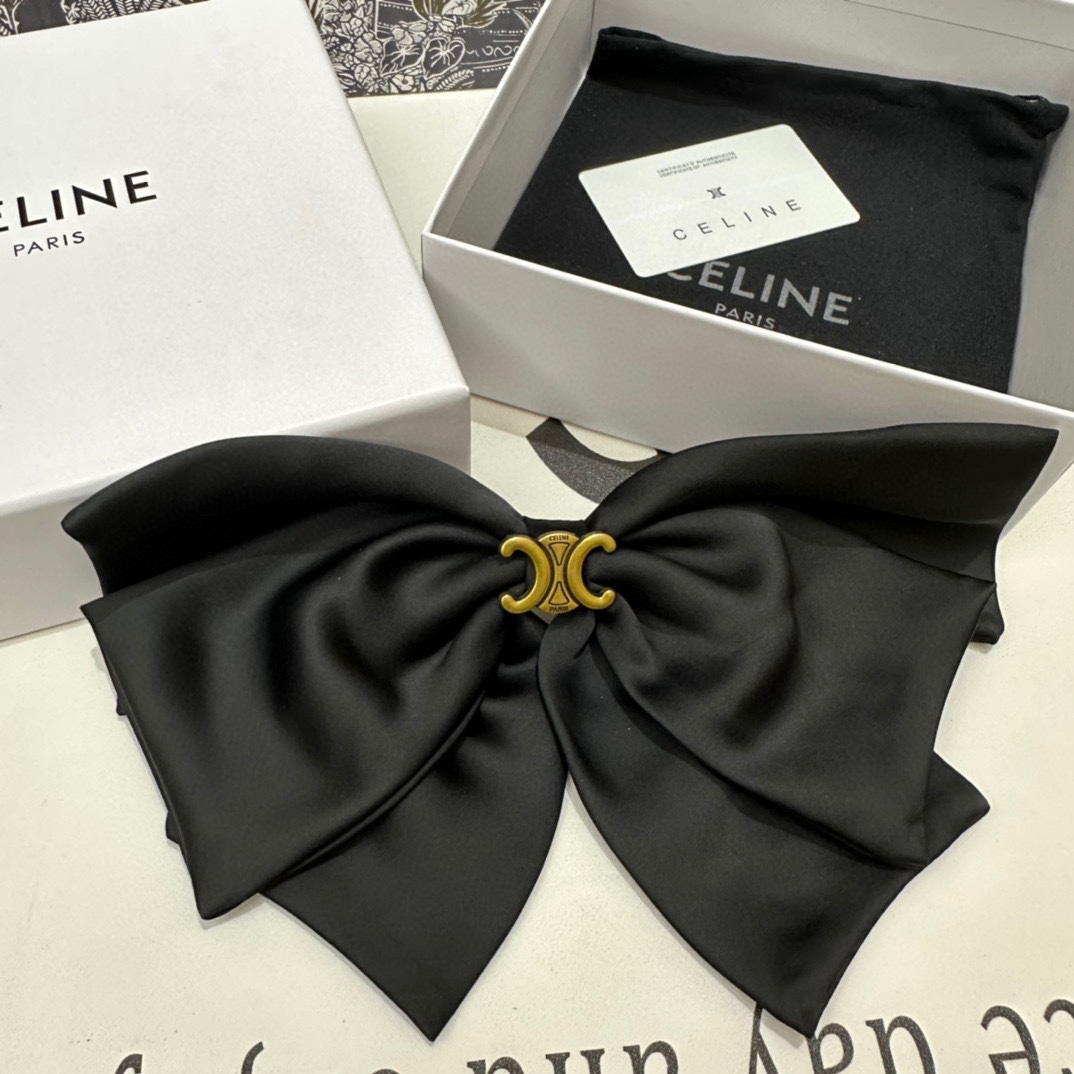 NO:284997,Specially equipped with counter packaging Celine's latest bow-and-old hardware hairpin #Trust me!  A must-have item for everyone. This one must be bought. The fairy is going to take it. Whoever wears it looks good~ Hairpins, hairpins, celine, celine, hairpins19860909特 配专柜包装 Celine（赛琳）最新蝴蝶结中古五金发夹# 信我！人手必备的单品 这件必须买 洋气神仙颜值 小仙女要收了它,谁戴谁好看～发夹,发夹,celine,celine,hairpins,accessory