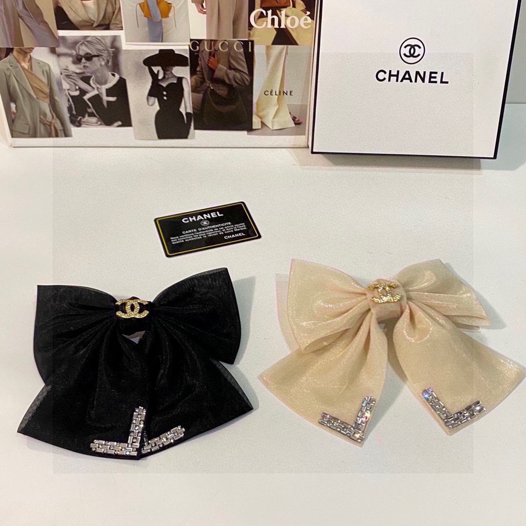 NO:285006,Special counter packaging CHANEL (Chanel) latest hit bow medieval hardware hairpin #Trust me!  A must-have item for everyone. This one must be bought. The fairy is going to take it. Whoever wears it looks good~ Hairpins, hairpins, chanel, chanel, hairpins19860909特配专柜包装 CHANEL（香奈儿）最新爆款蝴蝶结中古五金发夹# 信我！人手必备的单品 这件必须买 洋气神仙颜值 小仙女要收了它,谁戴谁好看～发夹,发夹,chanel,chanel,hairpins,accessory