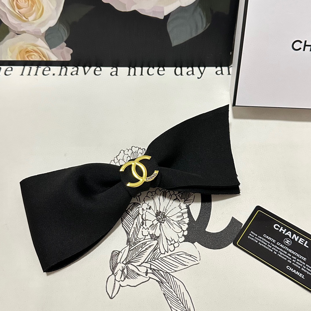 NO:285126,Specially equipped with counter packaging CHANEL (Chanel) Chen Tai's same style #Latest bow-and-old hardware hairpin# Trust me!  A must-have item for everyone. This one must be bought. The fairy is going to take it. Whoever wears it looks good~ Hairpins, hairpins, chanel, chanel, hairpins19860909特 配专柜包装 CHANEL（香奈儿）陈太同款#最新蝴蝶结中古五金发夹# 信我！人手必备的单品 这件必须买 洋气神仙颜值 小仙女要收了它,谁戴谁好看～发夹,发夹,chanel,chanel,hairpins,accessory