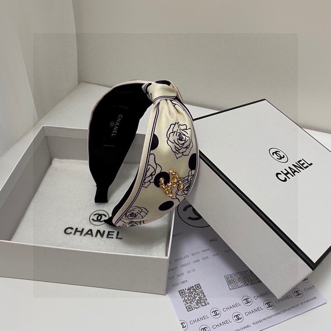 NO:285102,Specially equipped with counter packaging Chanel (Chanel) latest popular small fragrant hairband imported fabric, excellent texture and material, never tired of looking at the design, full of celebrity style~ Salt and sweet hairpins, hairpins, chanel, chanel, hairpins19860909特 配专柜包装 Chanel（香奈儿）最新火爆小香风发箍 进口面料 质感材质超赞 设计百看不厌 名媛风十足～ 可盐可甜发夹,发夹,chanel,chanel,hairpins,accessory