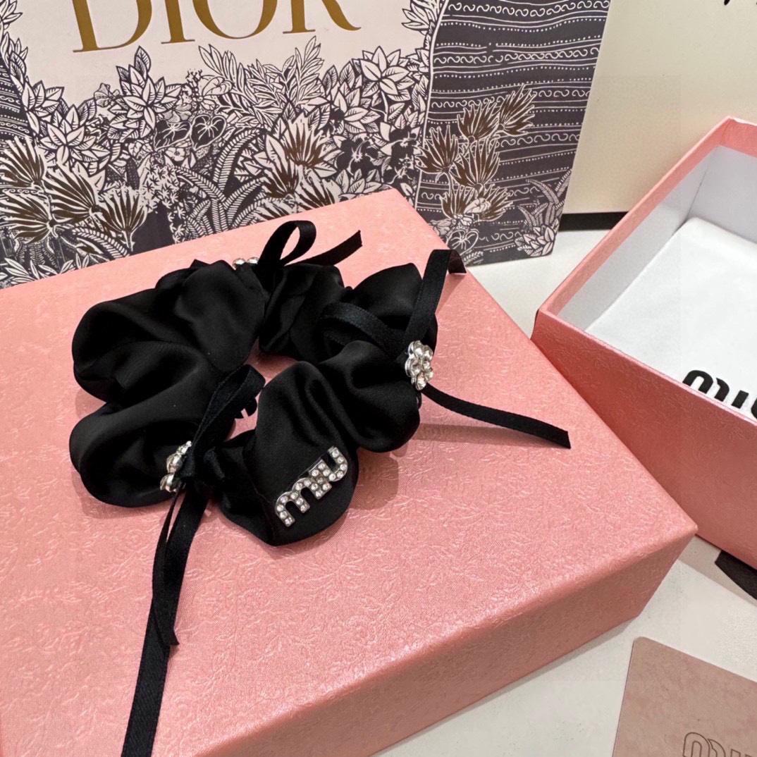 NO:285205,Special (single) with full packaging MiuMiu (Miu) popular silk hardware hair ring, special counter model shipment, it looks very high-end at first glance Super versatile, must keep your own hairpins, hairpins, miumiu, real silk, hairpins19860909特（单个）配全套包装 MiuMiu（缪缪）爆款真丝五金发圈,专柜款出货 一看就特别高档 超级百搭 必须自留发夹,发夹,miumiu,real silk,hairpins,accessory