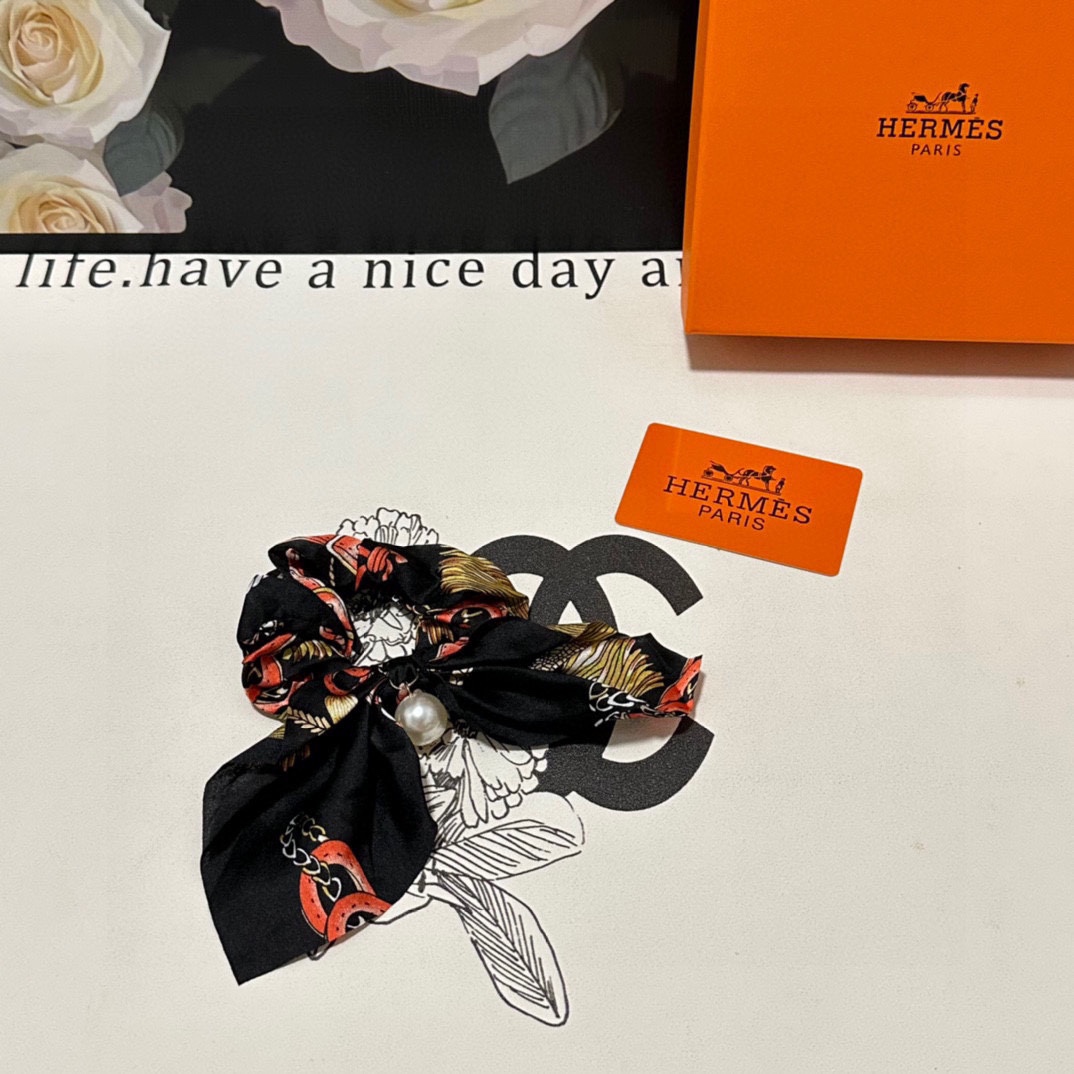 NO:285179,Special (single) with full packaging. Hermes (Hermes) popular palace style silk hair ring, special counter style shipment. It looks very high-end at first glance. Super versatile. You must keep your own hairpins, hairpins, hermes, hermes, real silk, hairpins19860909特（单个）配全套包装 Hermes（爱马仕）爆款宫廷风真丝发圈,专柜款出货 一看就特别高档 超级百搭 必须自留发夹,发夹,hermes,hermes,real silk,hairpins,accessory