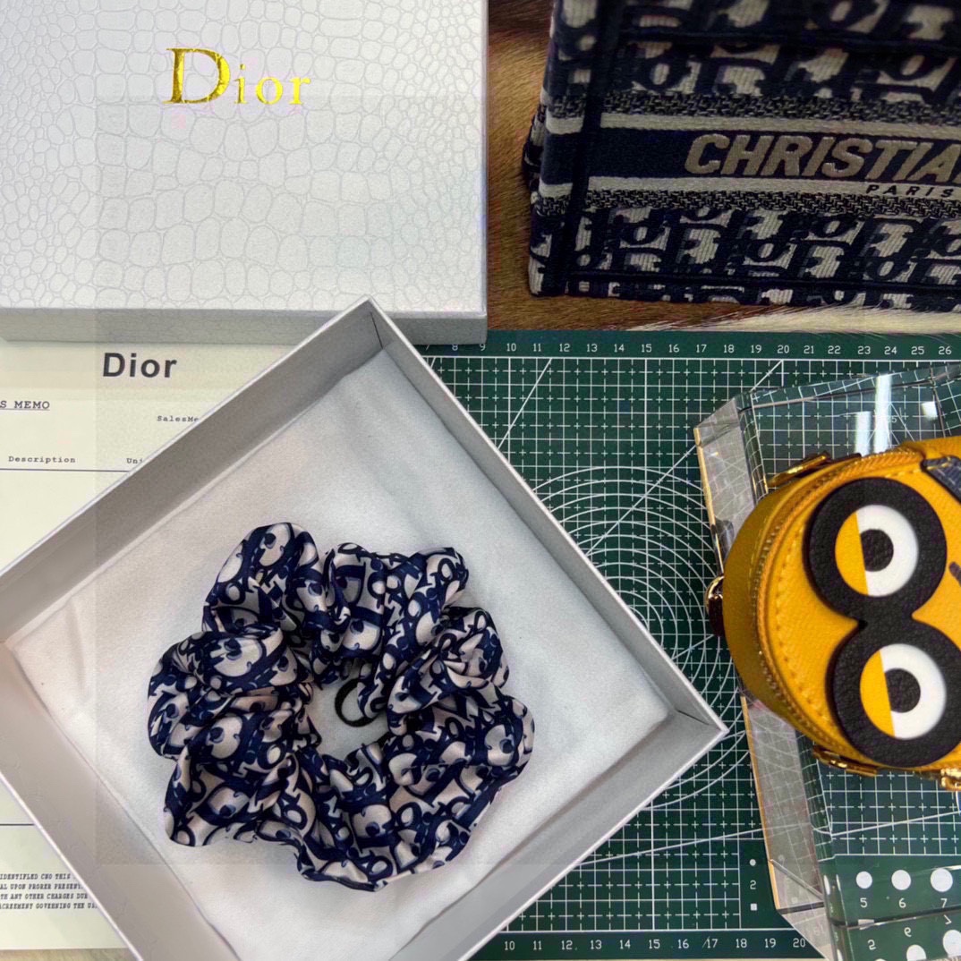 NO:285185,Special package DIOR (Dio) classic letter silk hair ring, very beautiful on the head or on the hands, fashionable and versatile must-have items for hairpins, hairpins, dior, dior, real silk, hairpins19860909特 配包装 DIOR（迪奥）经典字母真丝发圈 带头上或者手上都非常好看 时尚百搭人手必备单品发夹,发夹,dior,dior,real silk,hairpins,accessory