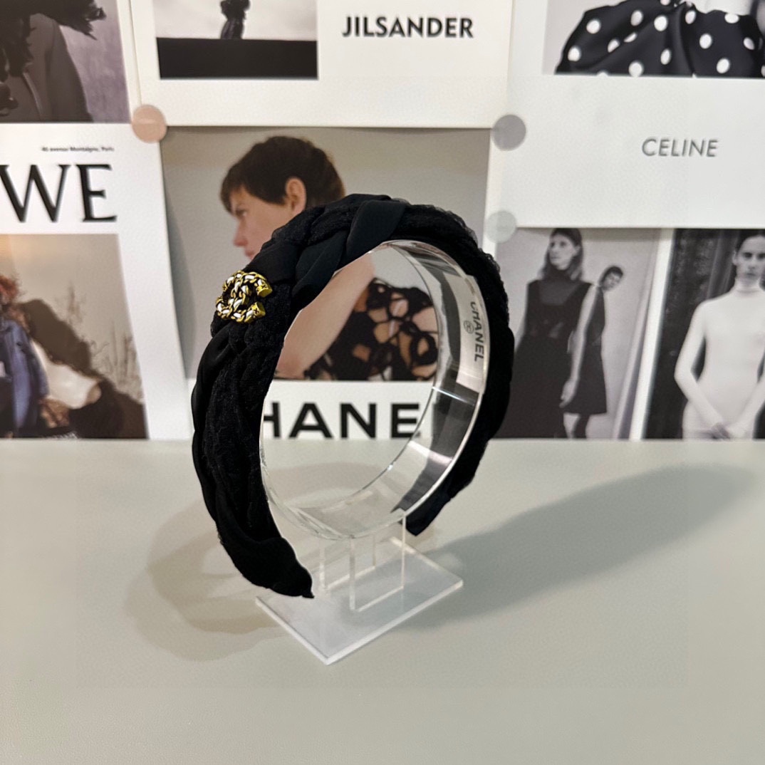 NO:285184,Specially equipped with counter packaging Chanel's latest high-level hardware hairband #Tell me!  A must-have item for everyone. This one must be bought. The fairy is going to take it. Whoever wears it looks good~ Hairpins, hairpins, chanel, chanel, hairpins19860909特 配专柜包装 Chanel（香奈儿）最新高工五金发箍# 信我！人手必备的单品 这件必须买 洋气神仙颜值 小仙女要收了它,谁戴谁好看～发夹,发夹,chanel,chanel,hairpins,accessory