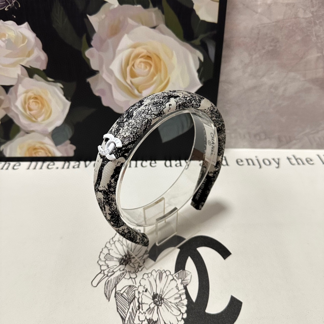 NO:285211,Specially equipped with counter packaging Chanel (Chanel) latest hairband, fairy, quick to buy, special material, no head, salt or sweet~ hairpins, hairpins, chanel, chanel, hairpins19860909特 配专柜包装 Chanel（香奈儿）最新发箍 小仙女快入手 特殊材质 不嘞头 可盐可甜～发夹,发夹,chanel,chanel,hairpins,accessory