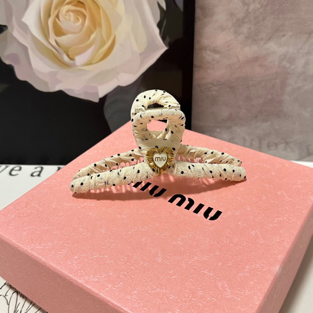 NO:285217,Specially equipped with counter packaging MiuMiu (Miao Miu) latest hit product is here. Middle-aged vintage retro grab clips. Elegant girl is worth buying. Very easy to match. Temperament and tasteful hairpins, hairpins, miumiu, hairpins19860909特 配专柜包装 MiuMiu（缪缪）最新爆款来啦 中古vintage复古抓夹 优雅的girl值得入手 非常好搭配 气质有品位发夹,发夹,miumiu,hairpins,accessory