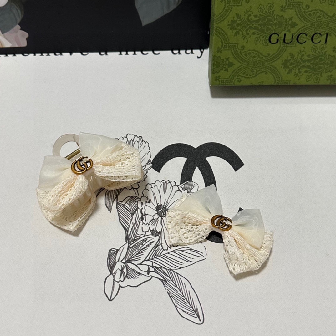 NO:285327,Special (two-piece set) with counter packaging Gucci (Gucci) latest hit two-piece set of grab clip hairpins. Elegant girl is worth buying. Very easy to match. Temperament and taste. It is recommended to wear them together. Magical fairy hairpins, hairpins, gucci, gucci, hairpins.19860909特（两件套）配专柜包装 Gucci（古驰）最新爆款来啦两件套抓夹发夹 优雅的girl值得入手 非常好搭配 气质有品位 建议两个一齐佩戴 神奇的仙发夹,发夹,gucci,gucci,hairpins,accessory