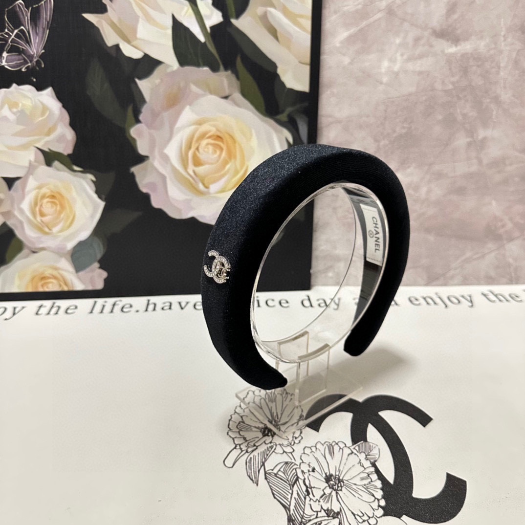 NO:285325,Specially equipped with counter packaging Chanel's latest wide version of headband #Tell me!  A must-have item for everyone. This one must be bought. The fairy is going to take it. Whoever wears it looks good~ Hairpins, hairpins, chanel, chanel, hairpins19860909特 配专柜包装 Chanel（香奈儿）最新宽版发箍# 信我！人手必备的单品 这件必须买 洋气神仙颜值 小仙女要收了它,谁戴谁好看～发夹,发夹,chanel,chanel,hairpins,accessory