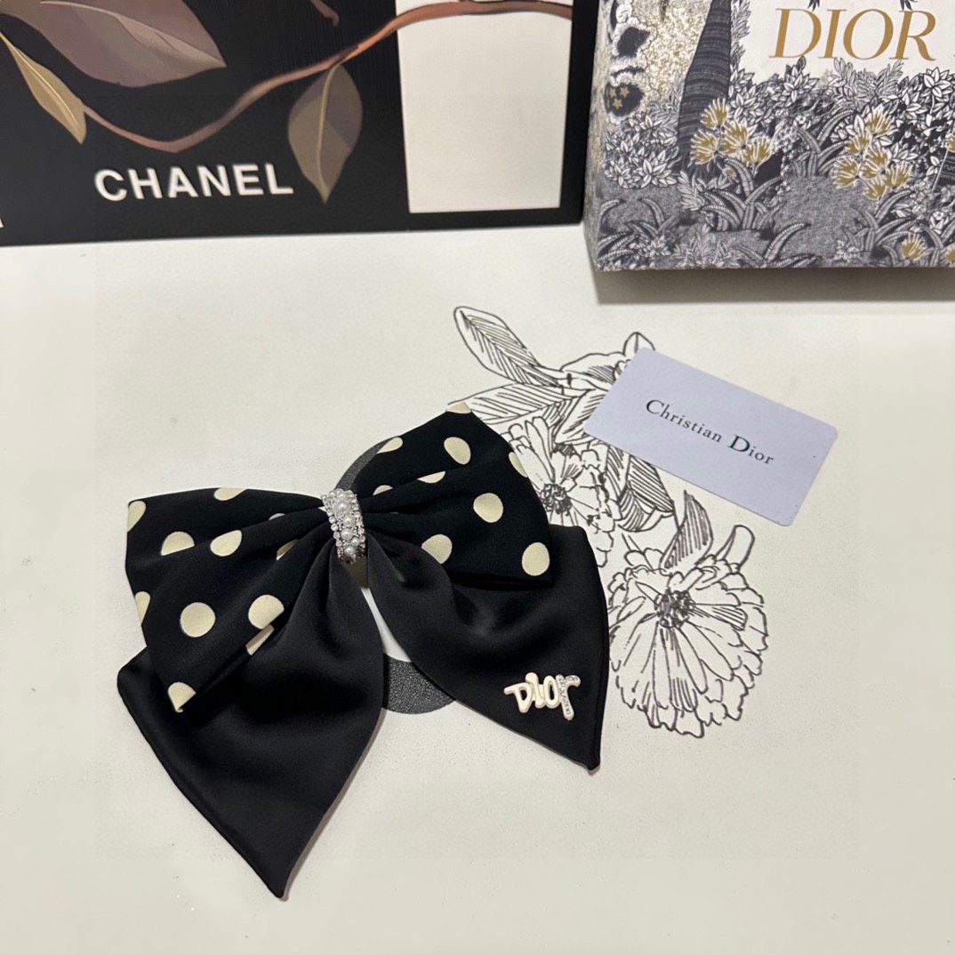 NO:285339,Special package DIOR new hairpins, salty and sweet, super good to wear~ can be matched with different hairstyles, hairpins, dior, dior, hairpins19860909特 配包装 DIOR（迪奥）新款发夹 可盐可甜 戴起来超好看～ 可搭配不同发型发夹,发夹,dior,dior,hairpins,accessory