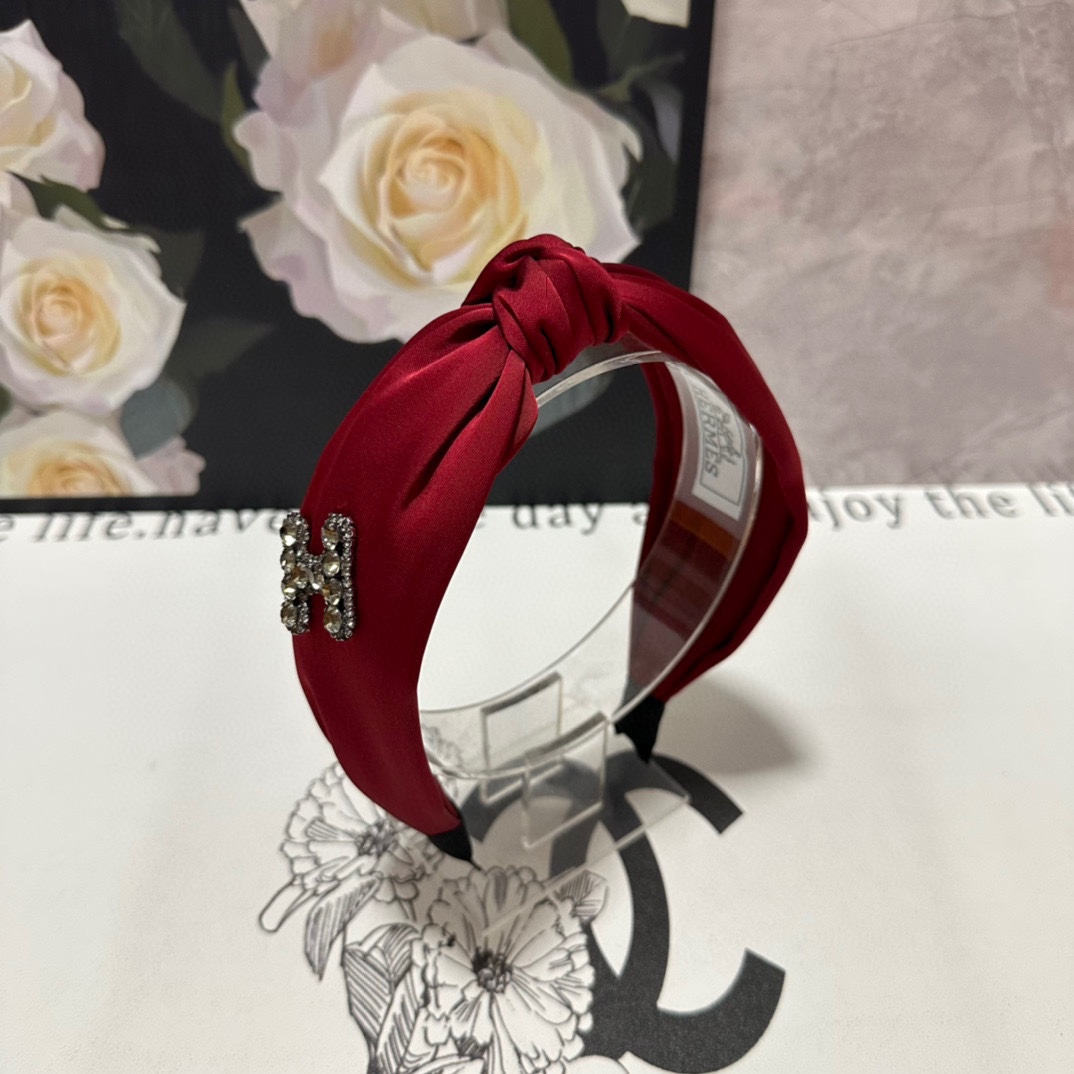 NO:285355,Specially equipped with counter packaging Hermes (Hermes) latest luxury hairbands, purchased by fairies, special materials, no head, salt or sweet~ hairpins, hairpins, hermes, hermes, hairpins19860909特 配专柜包装 Hermes（爱马仕）最新高奢发箍 小仙女入手 特殊材质 不嘞头 可盐可甜～发夹,发夹,hermes,hermes,hairpins,accessory