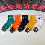 Corso speciale con Counter Packaging Nike (Nike) Nuovo mucchio medio e lungo di calzini! Una scatola di cinque coppie, contrici di calze sincronizzate, grandi nomi fuori dalla strada, le persone alla moda devono essere super facili da abbinare 1 Corso speciale con Counter Packaging Nike (Nike) Nuovo mucchio medio e lungo di calzini! Una scatola di cinque coppie, contrici di calze sincronizzate, grandi nomi fuori dalla strada, le persone alla moda devono essere super facili da abbinare