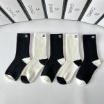 Speciale π Chanel (Chanel) Nuovo pila di calzini a mezza lunghezza di cotone pettinato classico! Una scatola di cinque coppie, i calzini di cilindri sincroni di contatori, π grandi nomi fuori dalla strada, la marea deve essere super buona 1 Speciale π Chanel (Chanel) Nuovo pila di calzini a mezza lunghezza di cotone pettinato classico! Una scatola di cinque coppie, i calzini di cilindri sincroni di contatori, π grandi nomi fuori dalla strada, la marea deve essere super buona