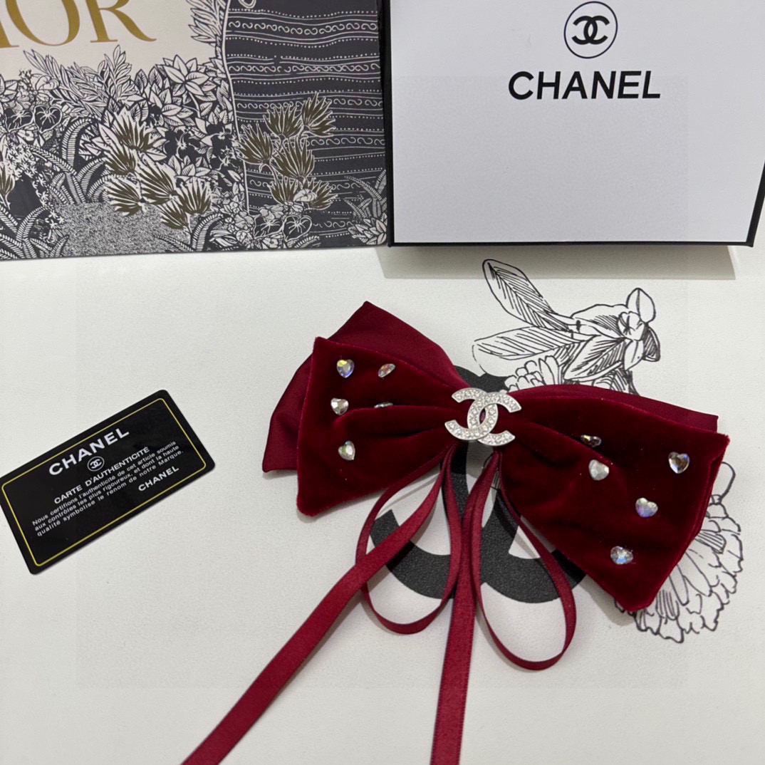  配专柜包装
CHANEL（香奈儿）最新蝴蝶结中古水钻五金丝绒发夹#
信我！人手必备的单品 这件必须买
