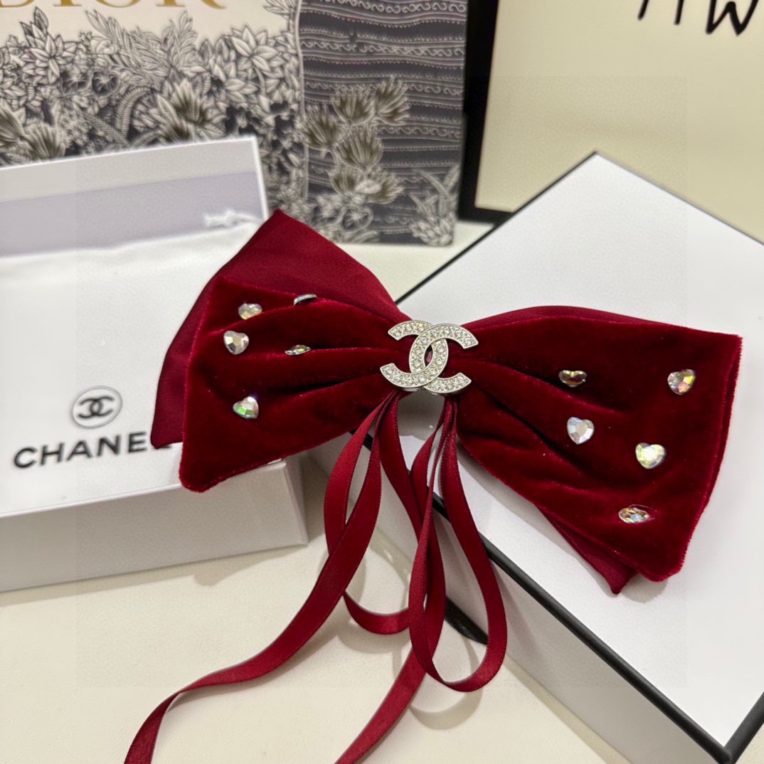  配专柜包装
CHANEL（香奈儿）最新蝴蝶结中古水钻五金丝绒发夹#
信我！人手必备的单品 这件必须买
