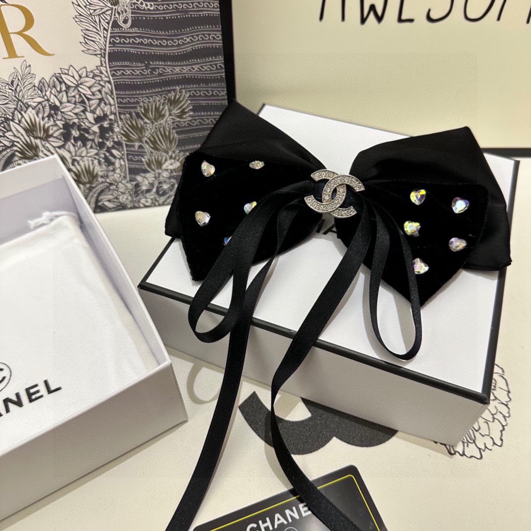  配专柜包装
CHANEL（香奈儿）最新蝴蝶结中古水钻五金丝绒发夹#
信我！人手必备的单品 这件必须买
