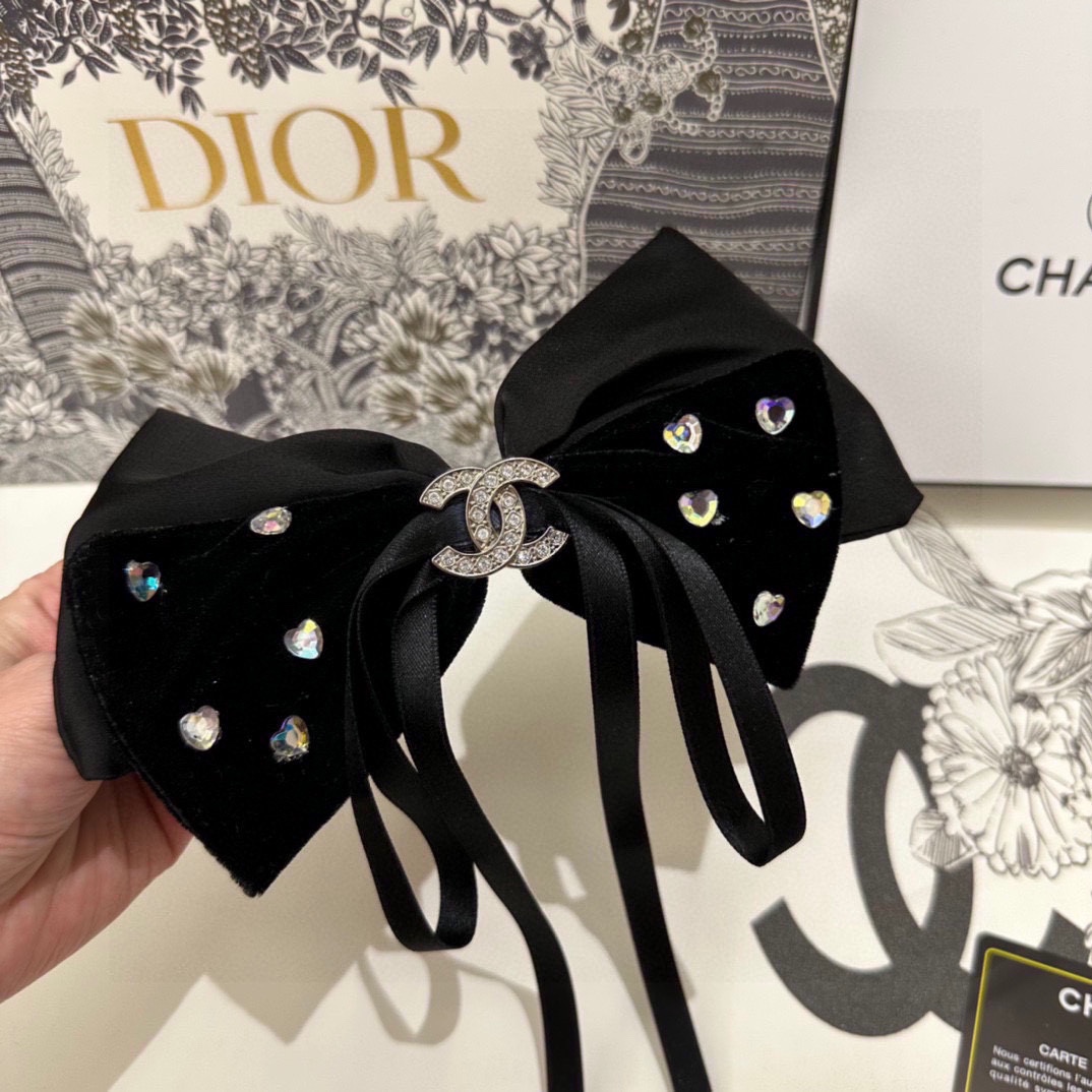  配专柜包装
CHANEL（香奈儿）最新蝴蝶结中古水钻五金丝绒发夹#
信我！人手必备的单品 这件必须买
