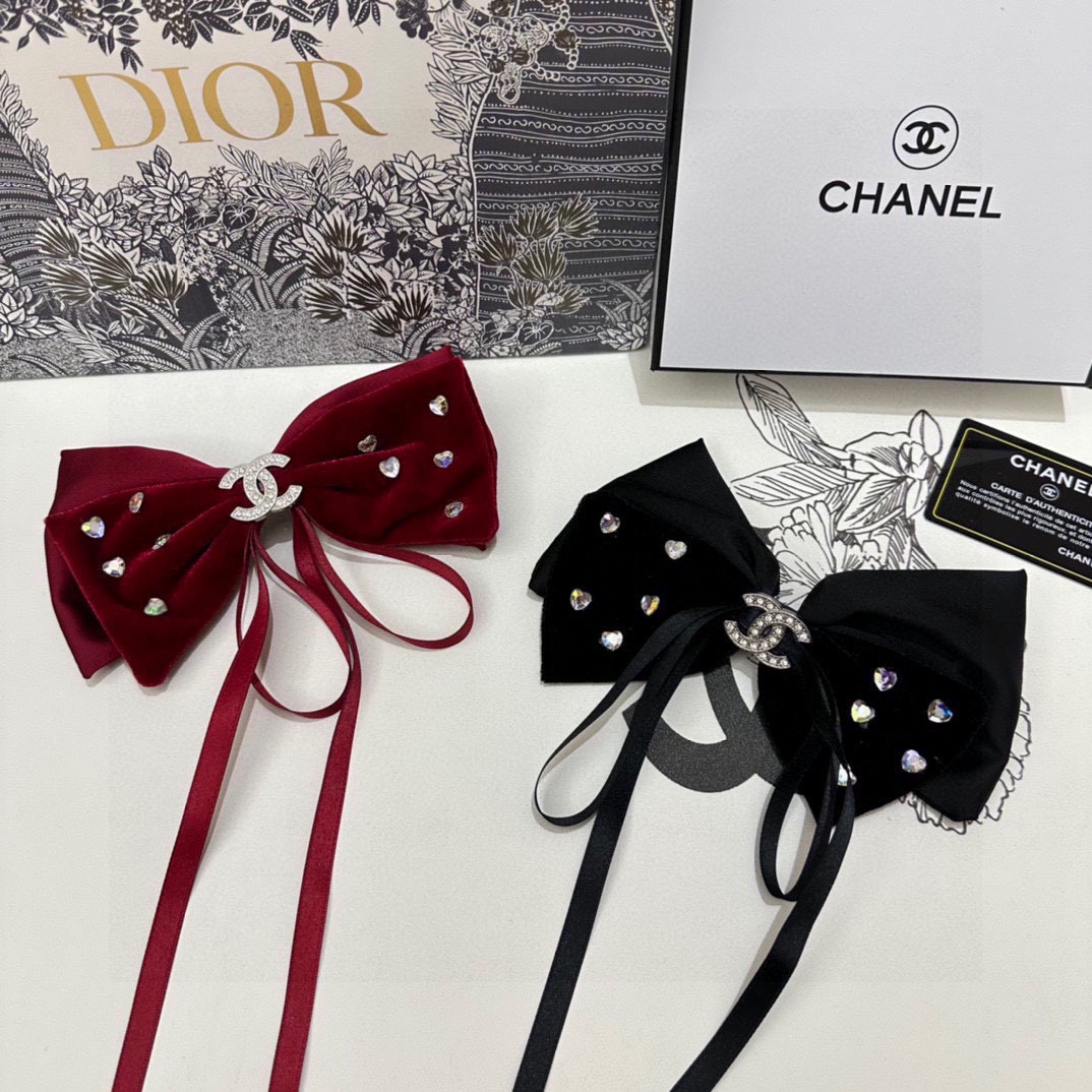  配专柜包装
CHANEL（香奈儿）最新蝴蝶结中古水钻五金丝绒发夹#
信我！人手必备的单品 这件必须买
