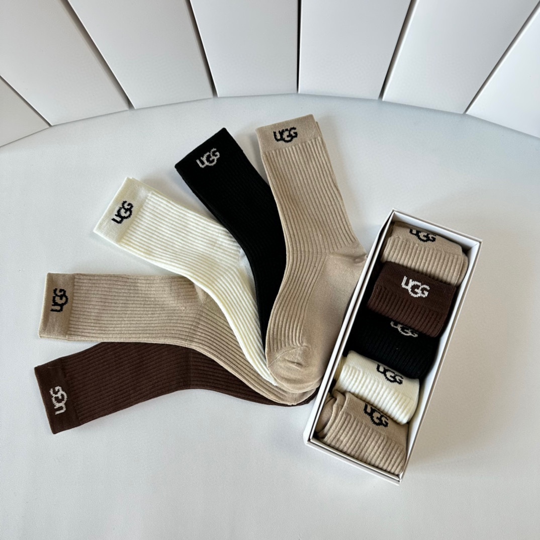 Innovative Packaging: T-Shirts with Synchronized Long Cotton Stockings in a Box - 图片 8