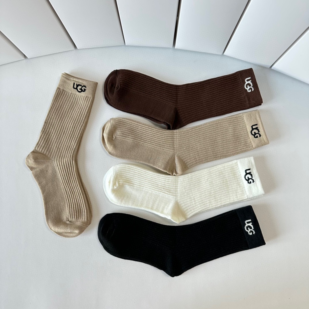 Innovative Packaging: T-Shirts with Synchronized Long Cotton Stockings in a Box - 图片 5