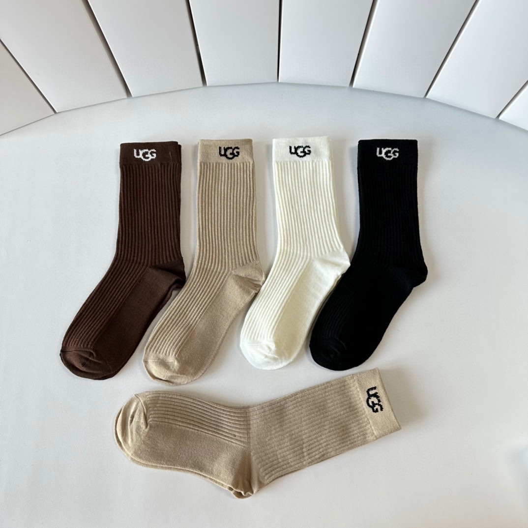 Innovative Packaging: T-Shirts with Synchronized Long Cotton Stockings in a Box - 图片 3