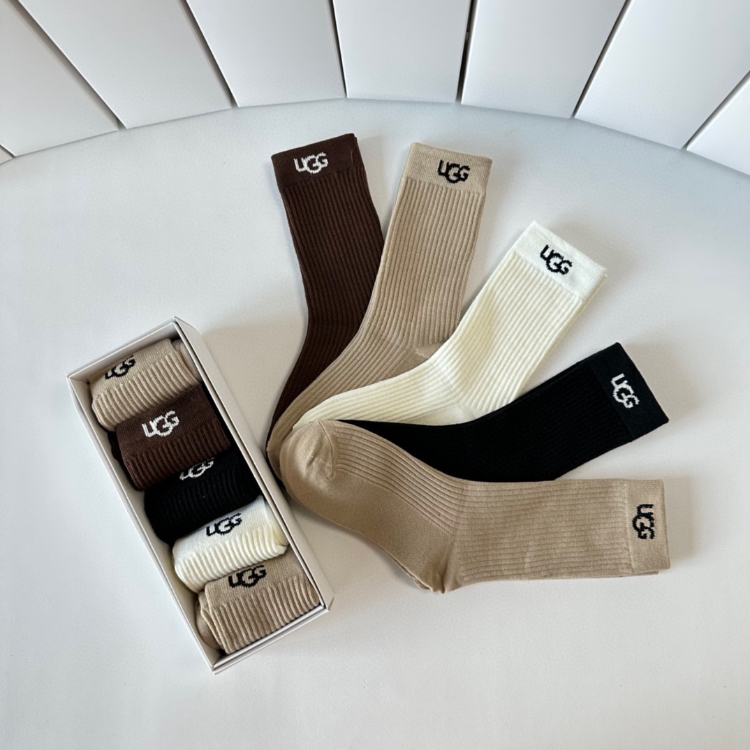 Innovative Packaging: T-Shirts with Synchronized Long Cotton Stockings in a Box - 图片 9