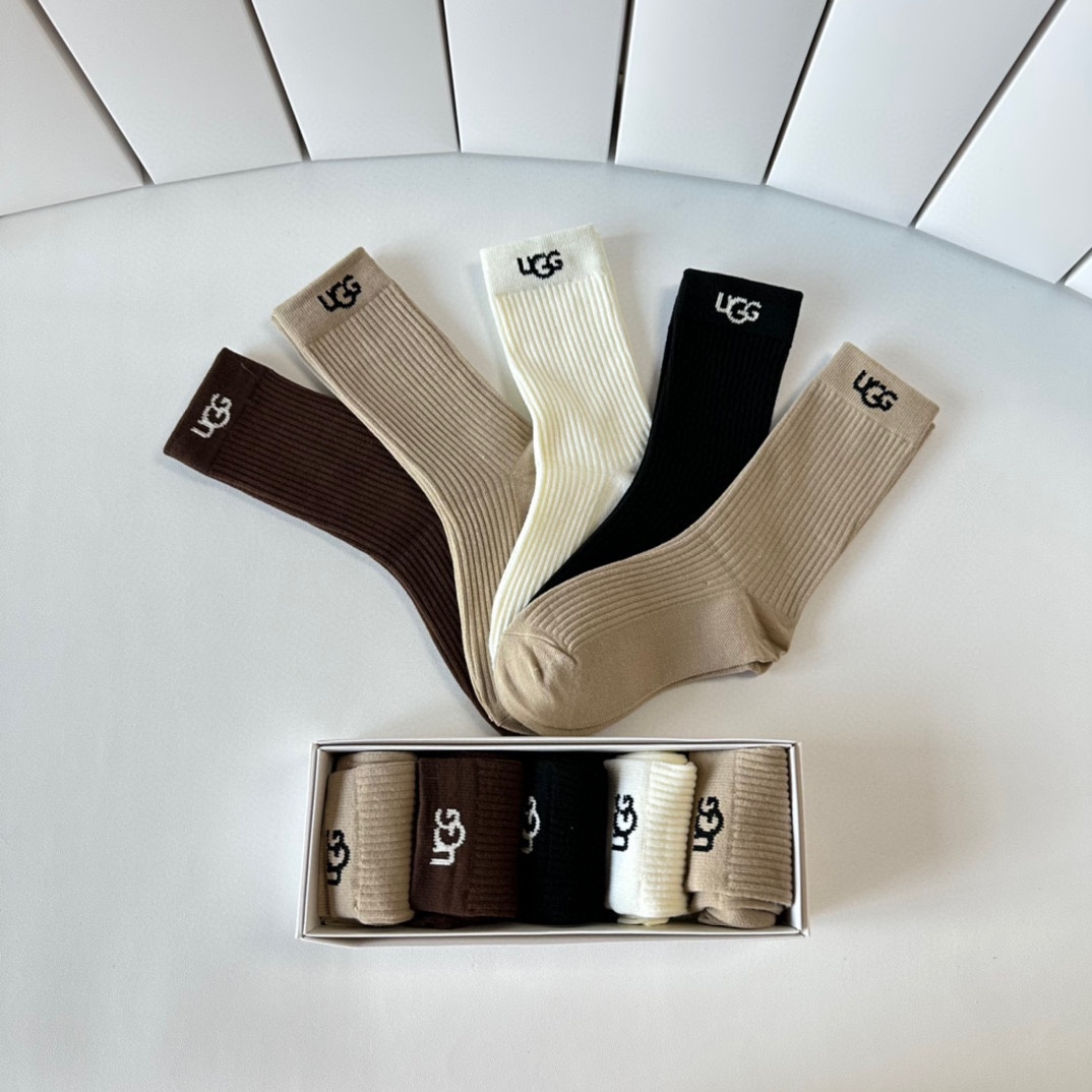 Innovative Packaging: T-Shirts with Synchronized Long Cotton Stockings in a Box - 图片 7