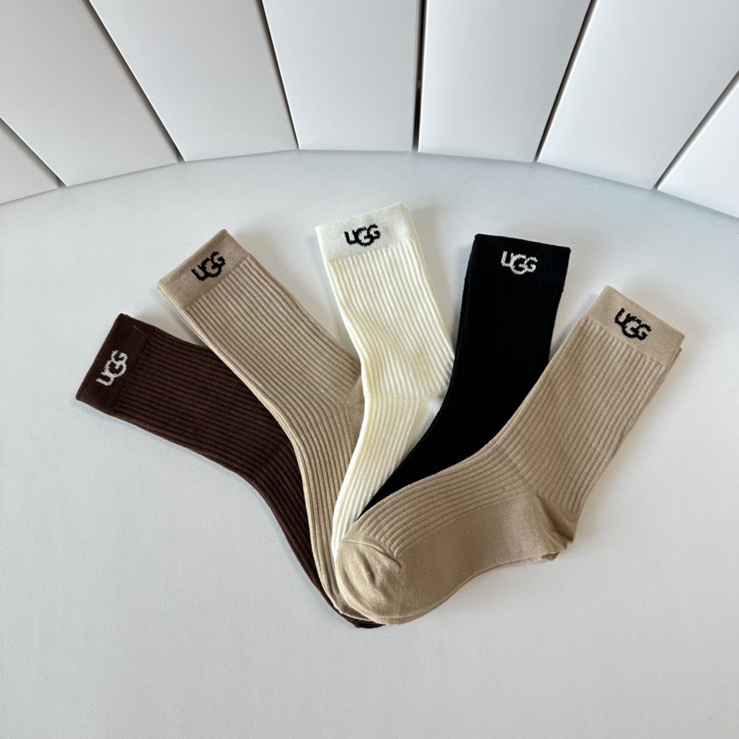 Innovative Packaging: T-Shirts with Synchronized Long Cotton Stockings in a Box - 图片 6