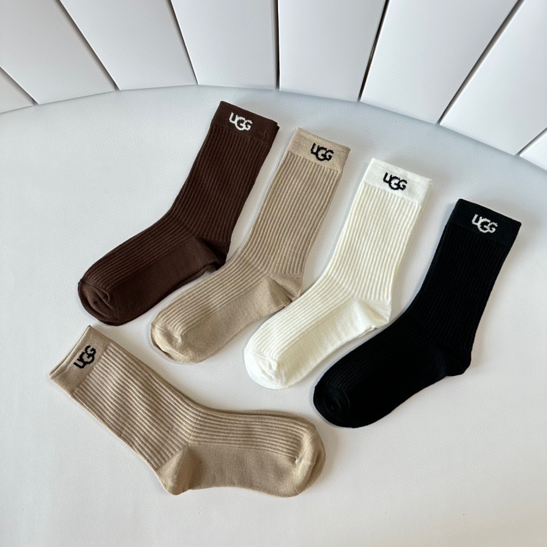 Innovative Packaging: T-Shirts with Synchronized Long Cotton Stockings in a Box - 图片 4