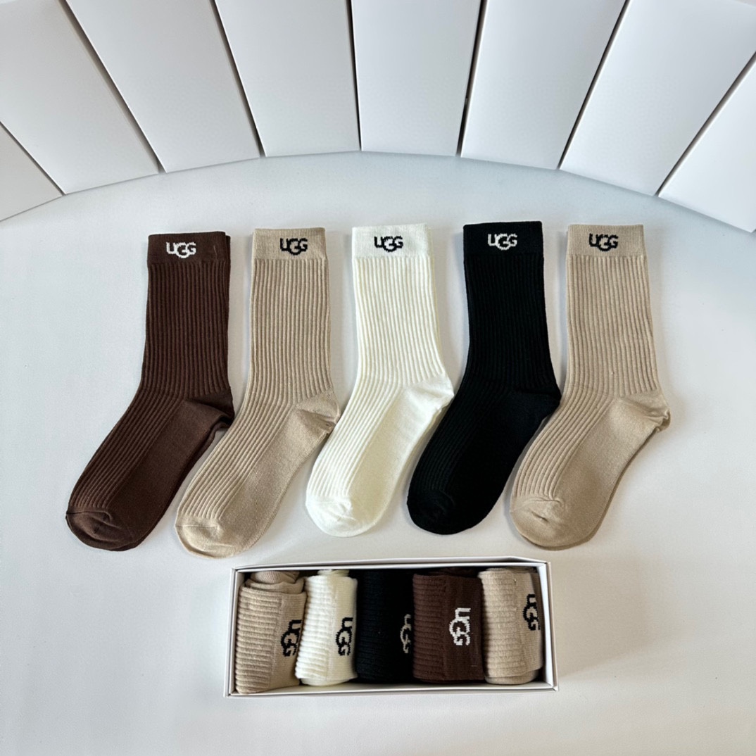 Innovative Packaging: T-Shirts with Synchronized Long Cotton Stockings in a Box - 图片 2