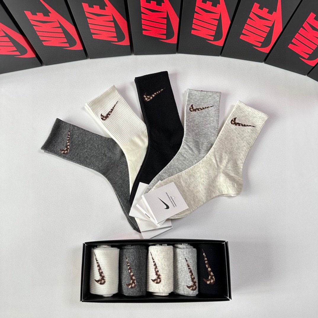 New NIKE Leopard Texto Classic Socks Box Set with Piles of T-shirts. - 图片 7