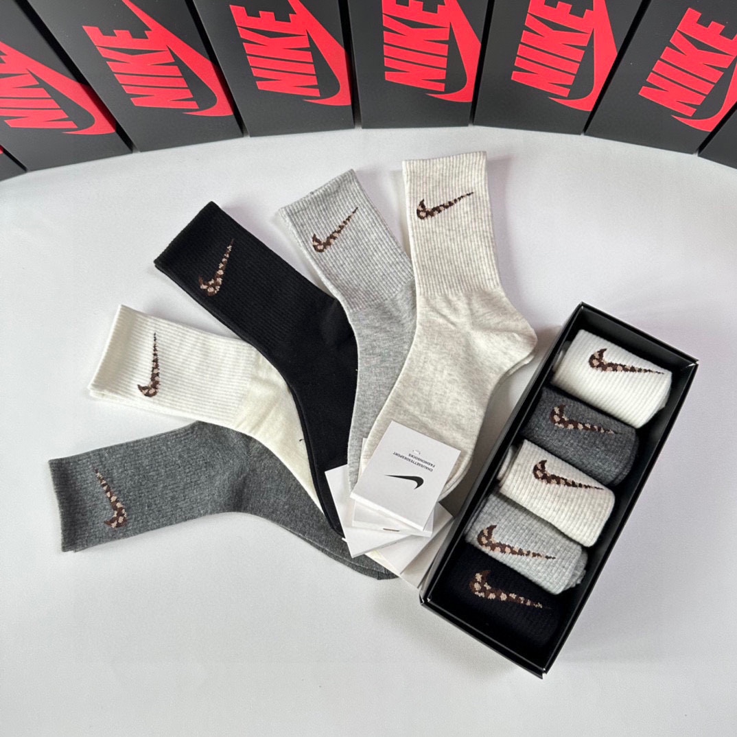 New NIKE Leopard Texto Classic Socks Box Set with Piles of T-shirts. - 图片 8