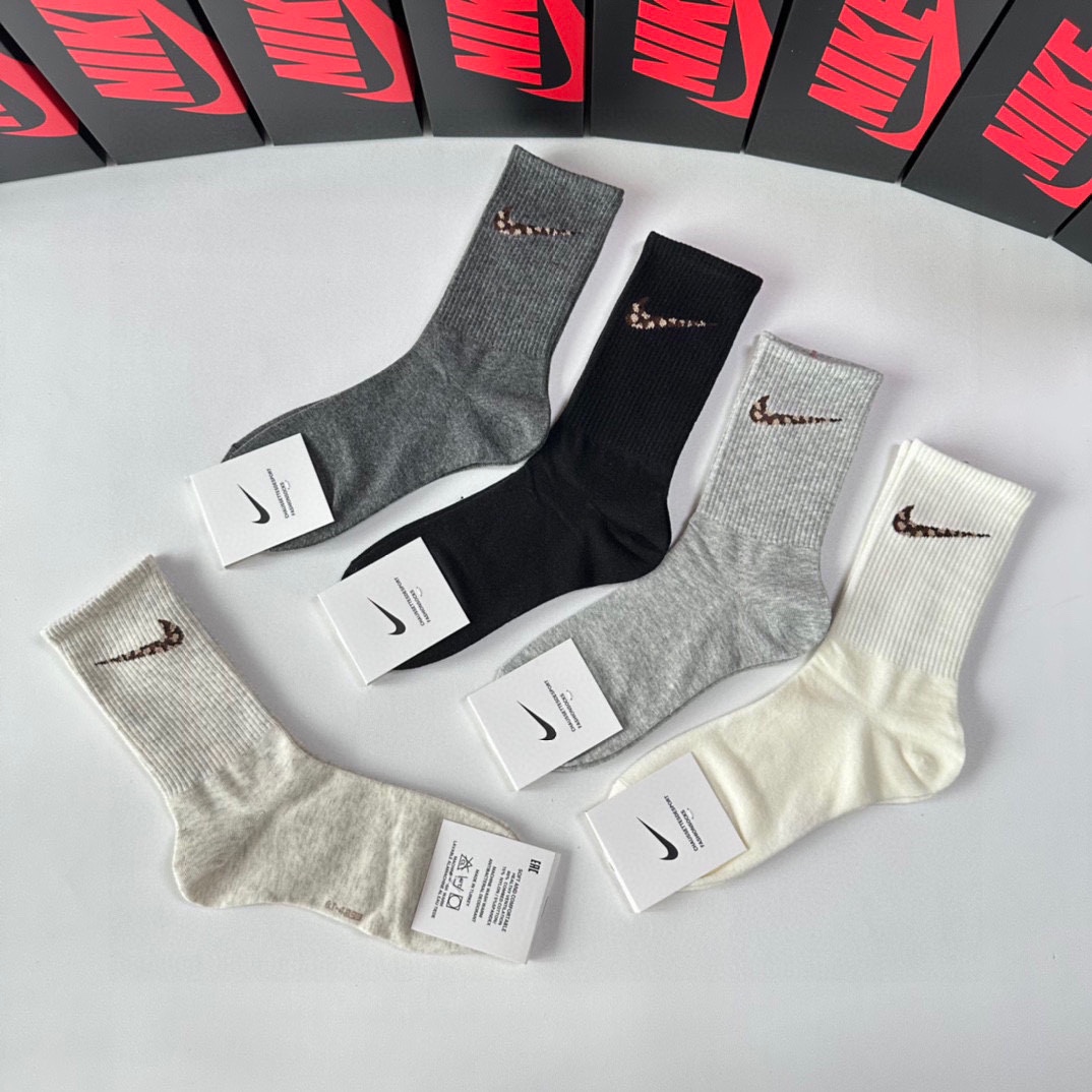 New NIKE Leopard Texto Classic Socks Box Set with Piles of T-shirts. - 图片 4