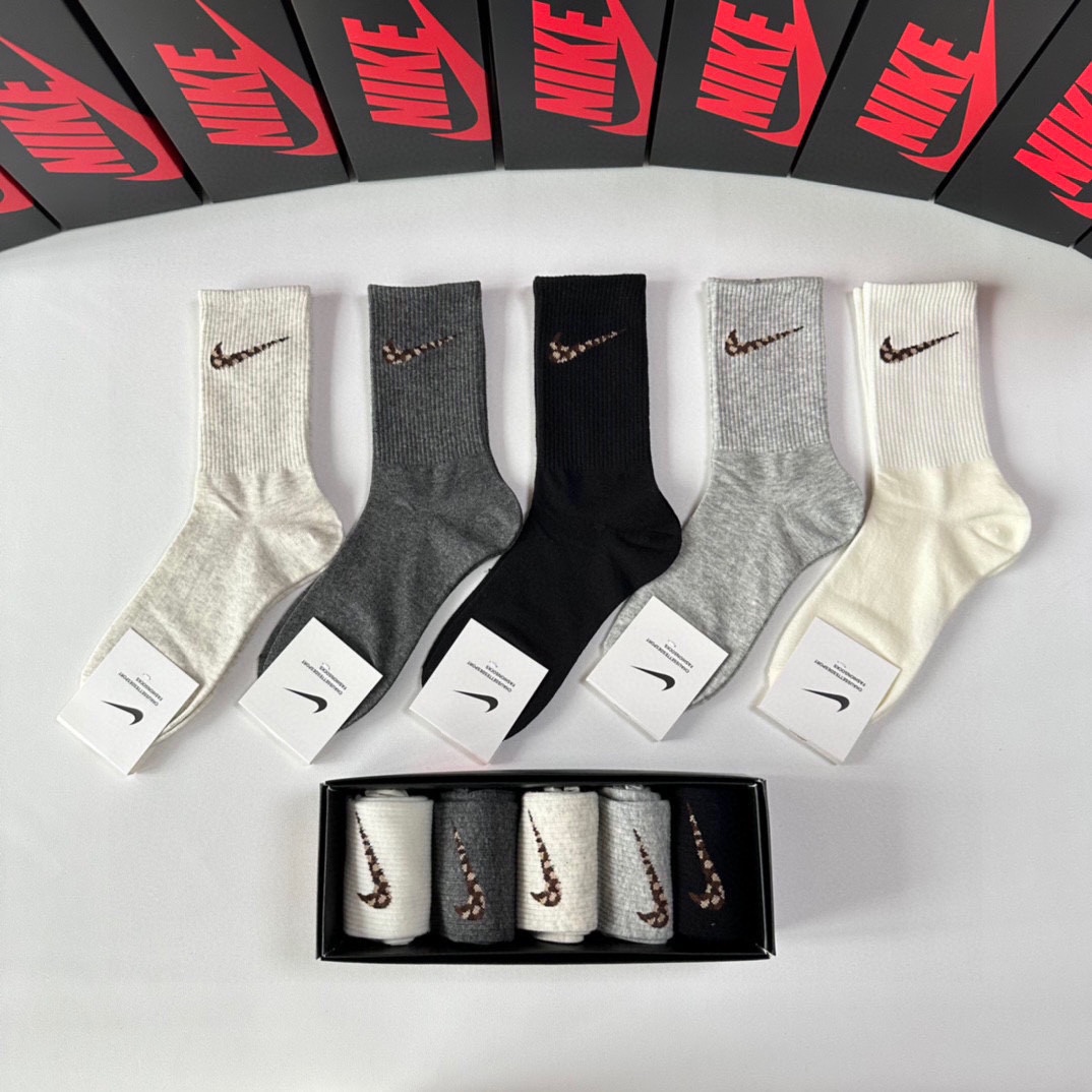 New NIKE Leopard Texto Classic Socks Box Set with Piles of T-shirts. - 图片 2