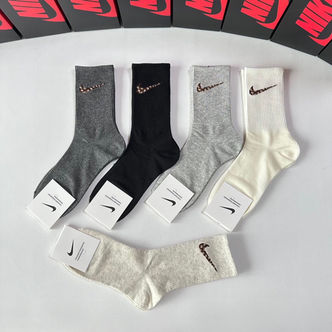 New NIKE Leopard Texto Classic Socks Box Set with Piles of T-shirts. - 图片 3