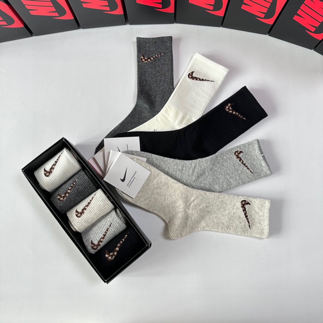 New NIKE Leopard Texto Classic Socks Box Set with Piles of T-shirts. - 图片 9
