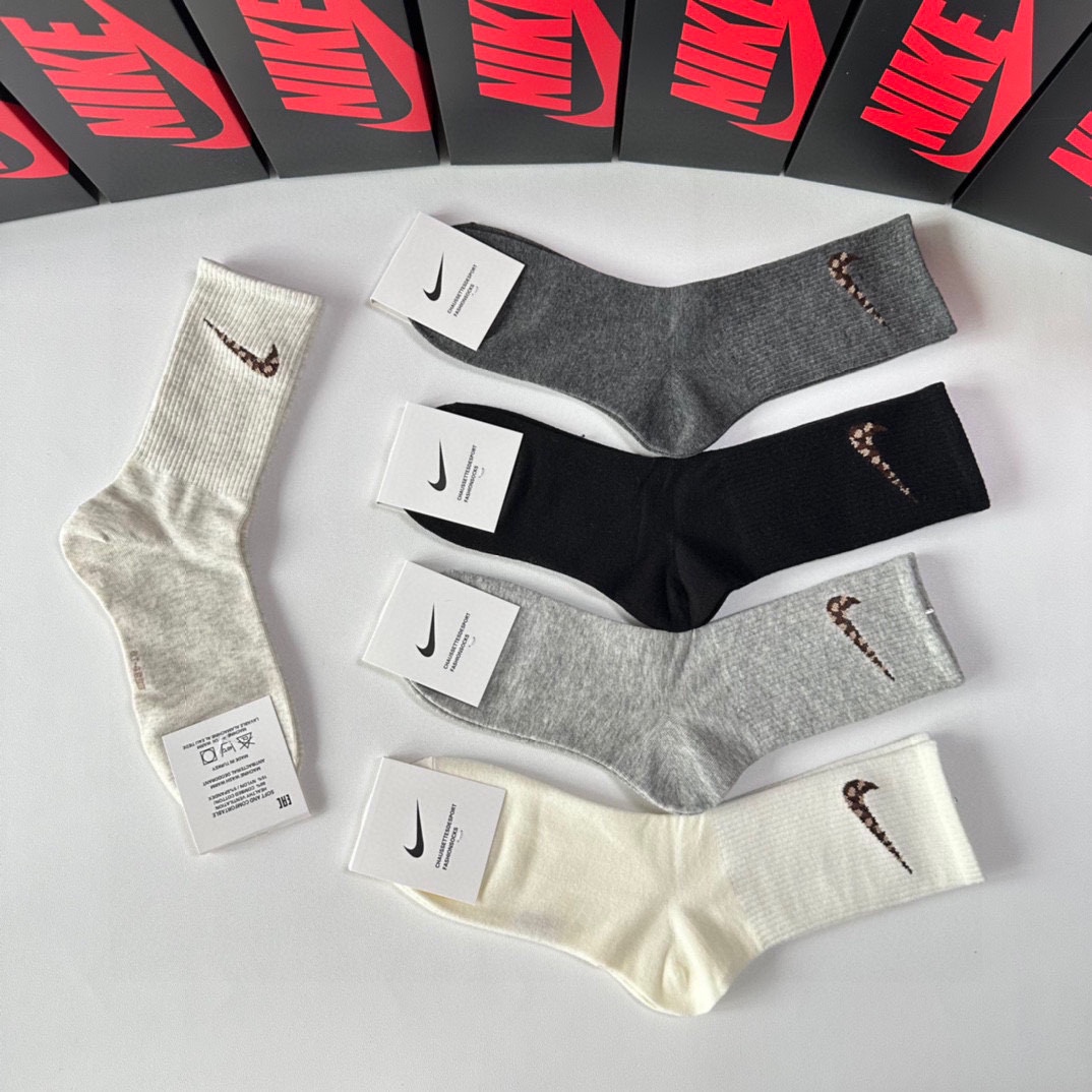 New NIKE Leopard Texto Classic Socks Box Set with Piles of T-shirts. - 图片 5