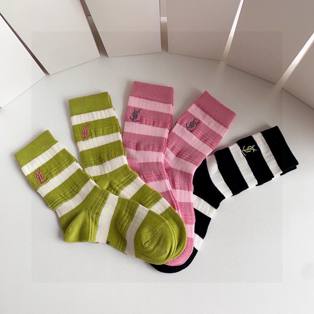 “YSL Embroidered Stockings: 5 Pairs in New Section with Synchronous Counter Display” - 图片 6