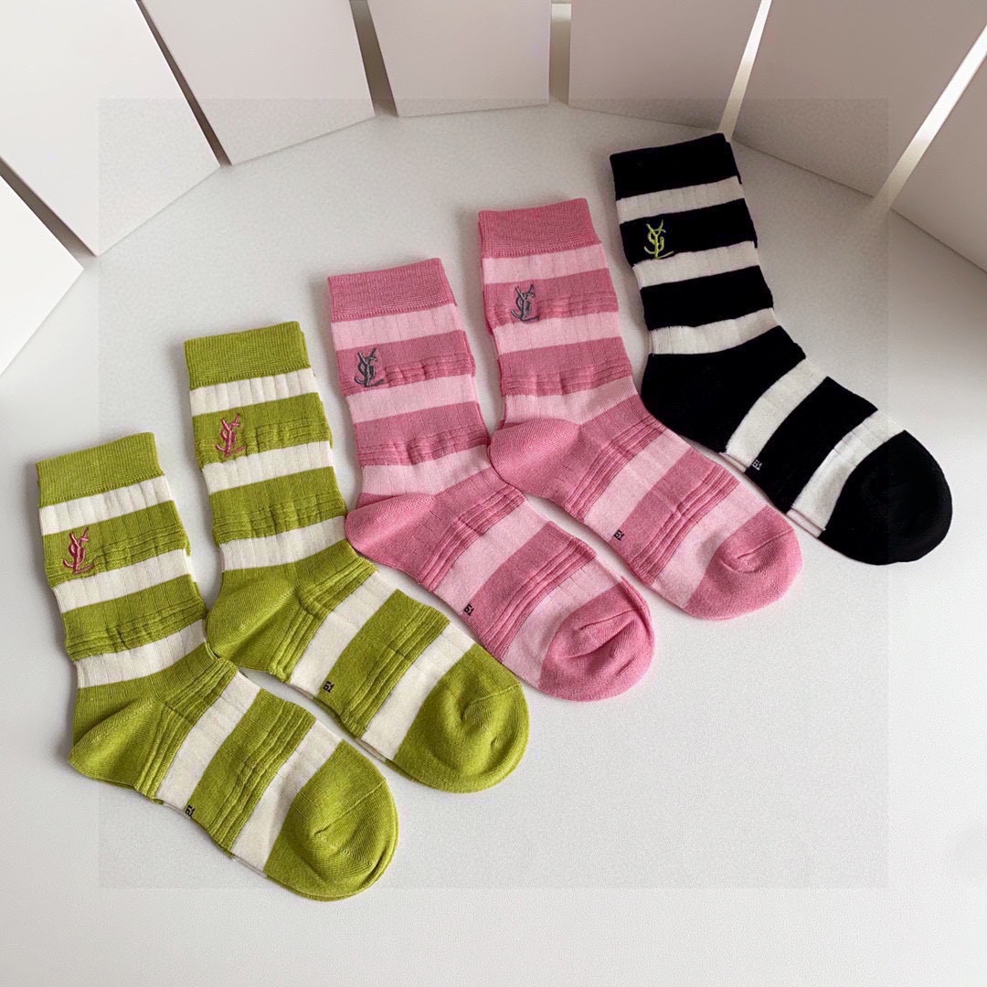 “YSL Embroidered Stockings: 5 Pairs in New Section with Synchronous Counter Display” - 图片 4