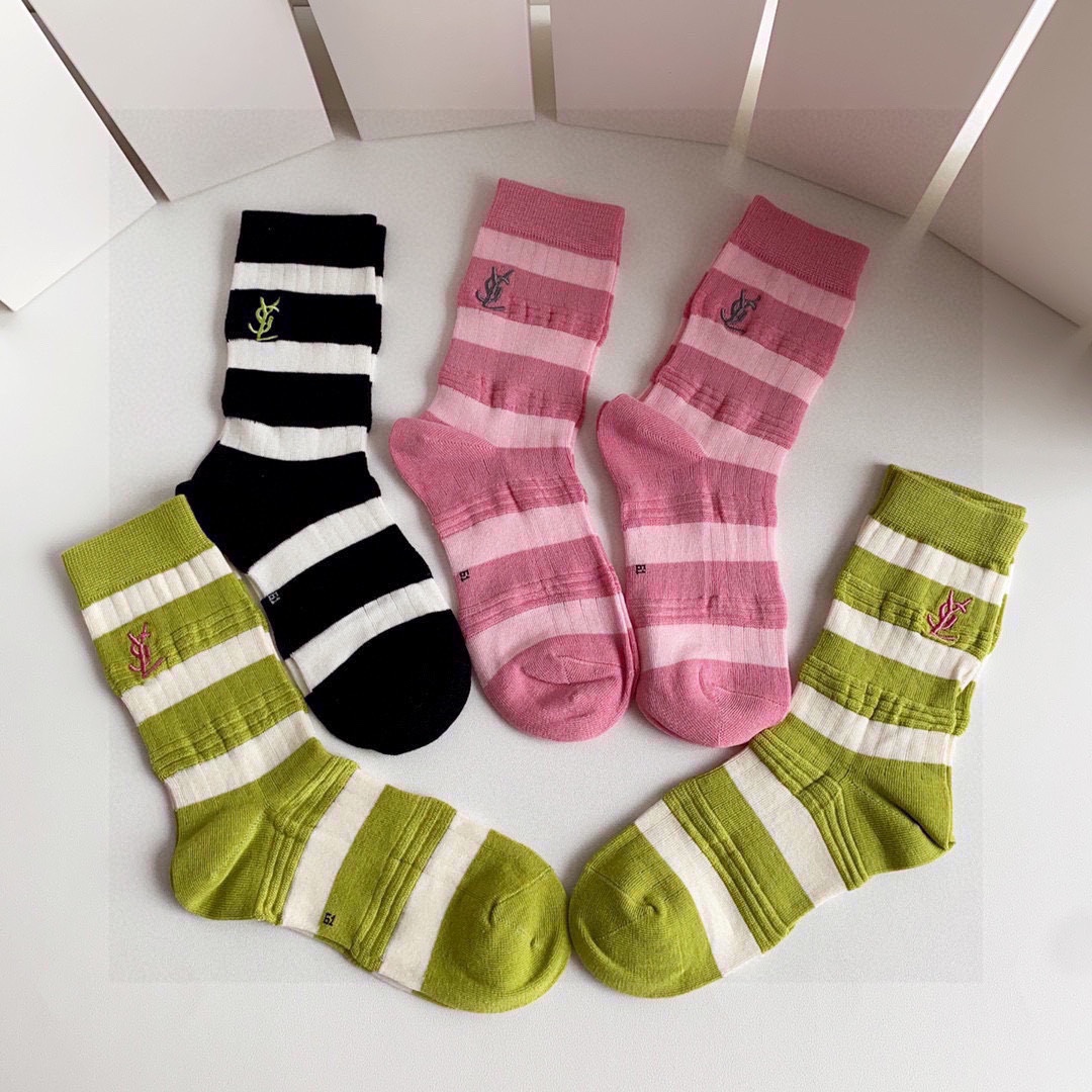 “YSL Embroidered Stockings: 5 Pairs in New Section with Synchronous Counter Display” - 图片 3