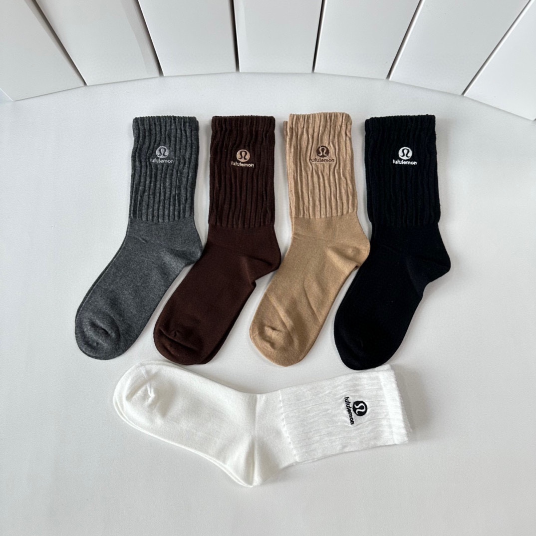 Lululemon’s New Embroidered Stockings: Packaging with Cabinet for Five Pairs. - 图片 3