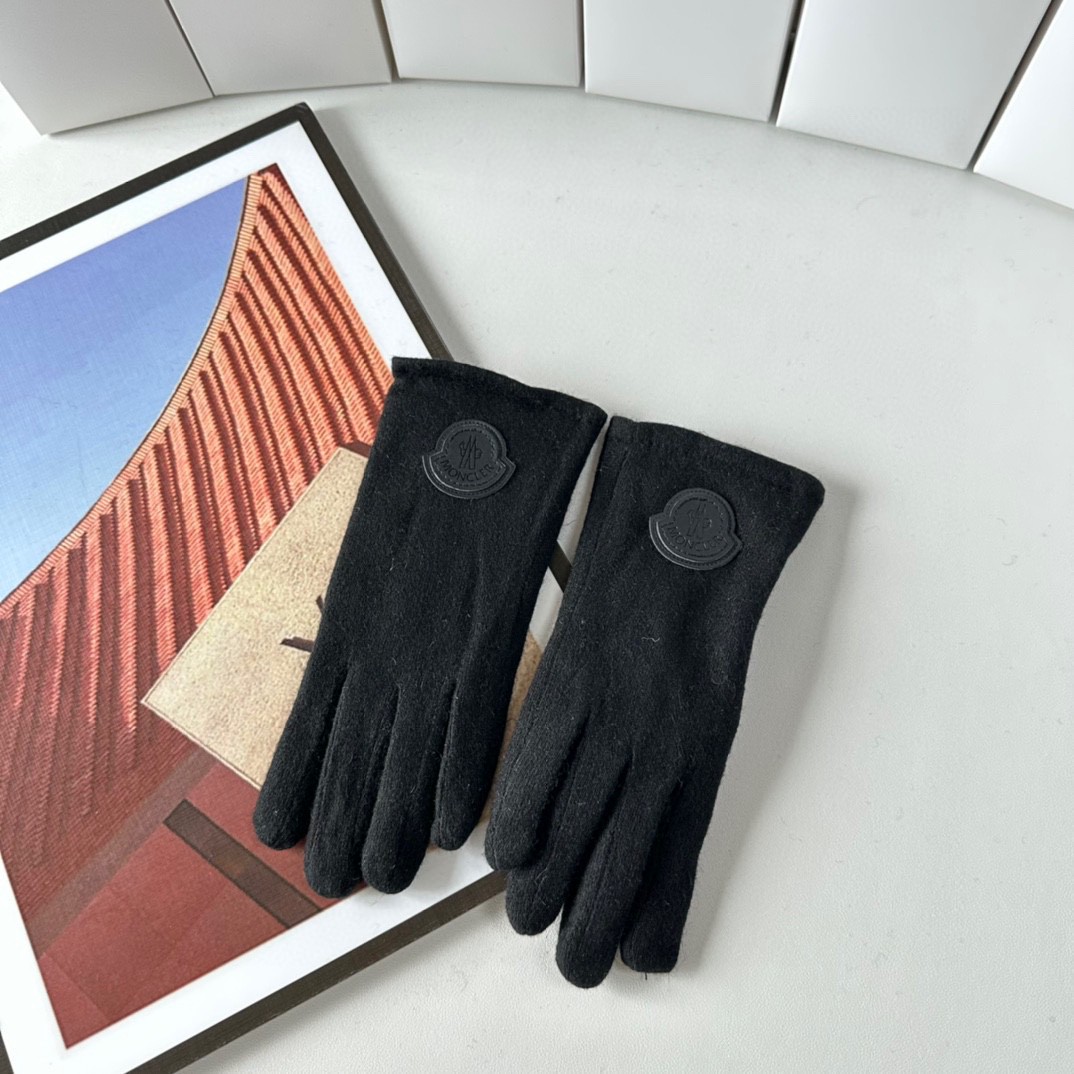Moncler Autumn/Winter Fashion Gloves: Cozy and Soft Packaging Solution