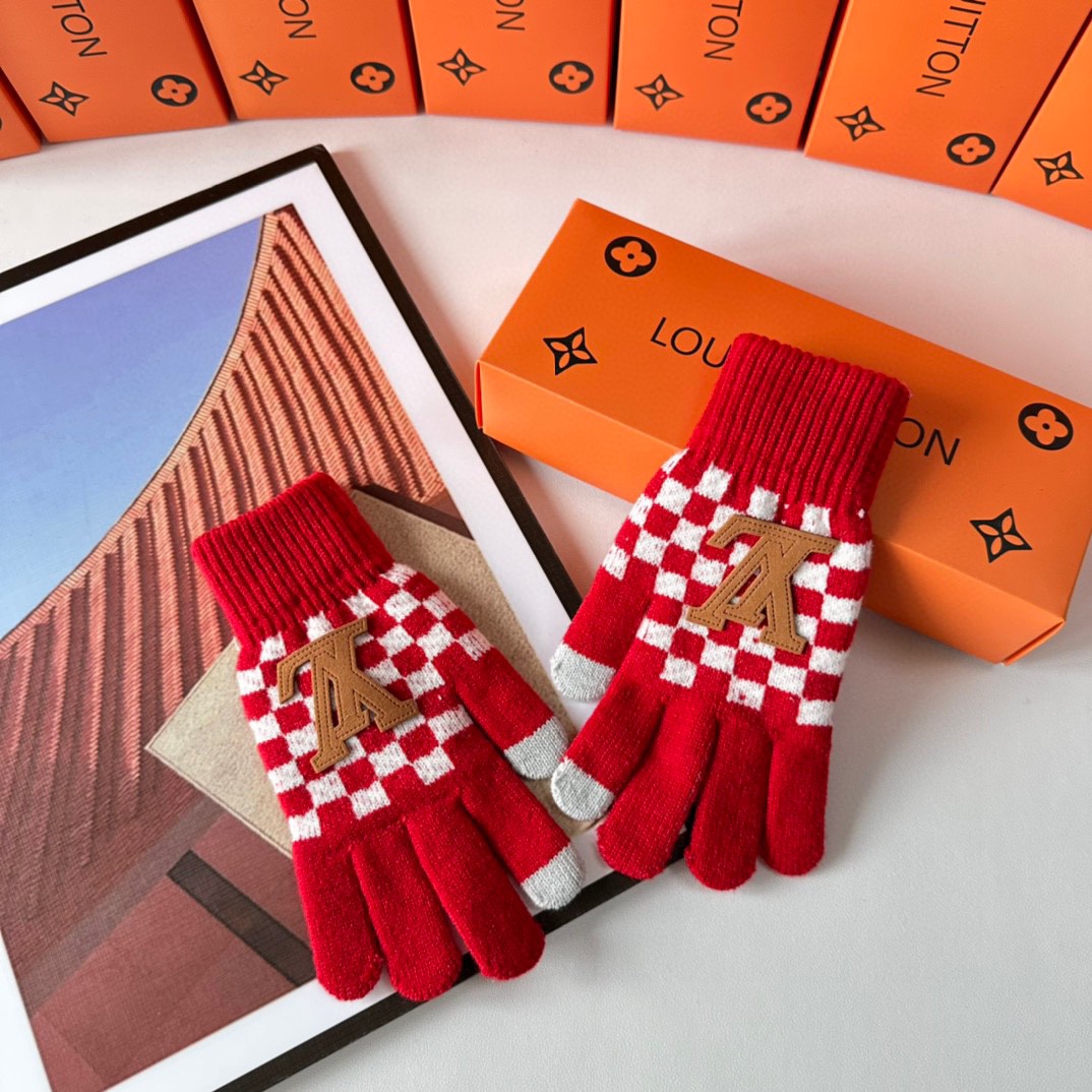 配包装LV（路易威登）新品棋盘格手套，时尚手套，秋冬必备，经典简洁💕上手超舒适柔软、百搭！