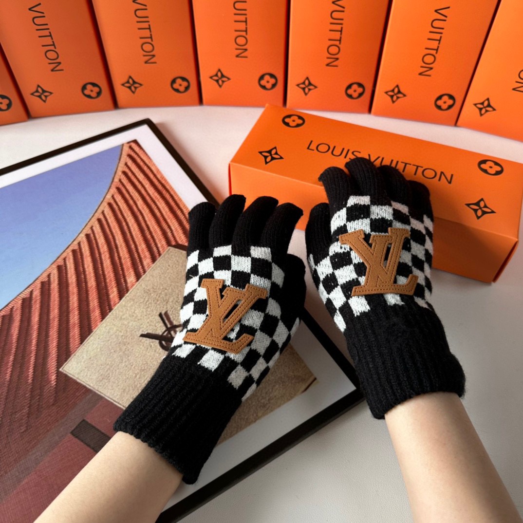 配包装LV（路易威登）新品棋盘格手套，时尚手套，秋冬必备，经典简洁💕上手超舒适柔软、百搭！