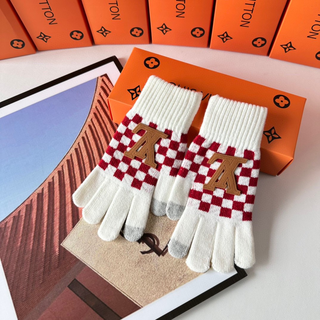 配包装LV（路易威登）新品棋盘格手套，时尚手套，秋冬必备，经典简洁💕上手超舒适柔软、百搭！