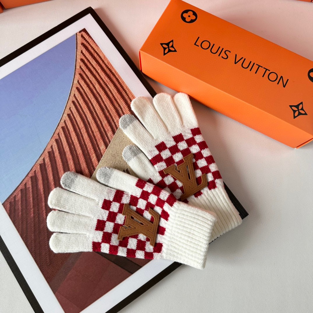 配包装LV（路易威登）新品棋盘格手套，时尚手套，秋冬必备，经典简洁💕上手超舒适柔软、百搭！