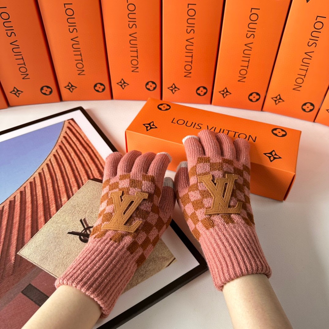 配包装LV（路易威登）新品棋盘格手套，时尚手套，秋冬必备，经典简洁💕上手超舒适柔软、百搭！