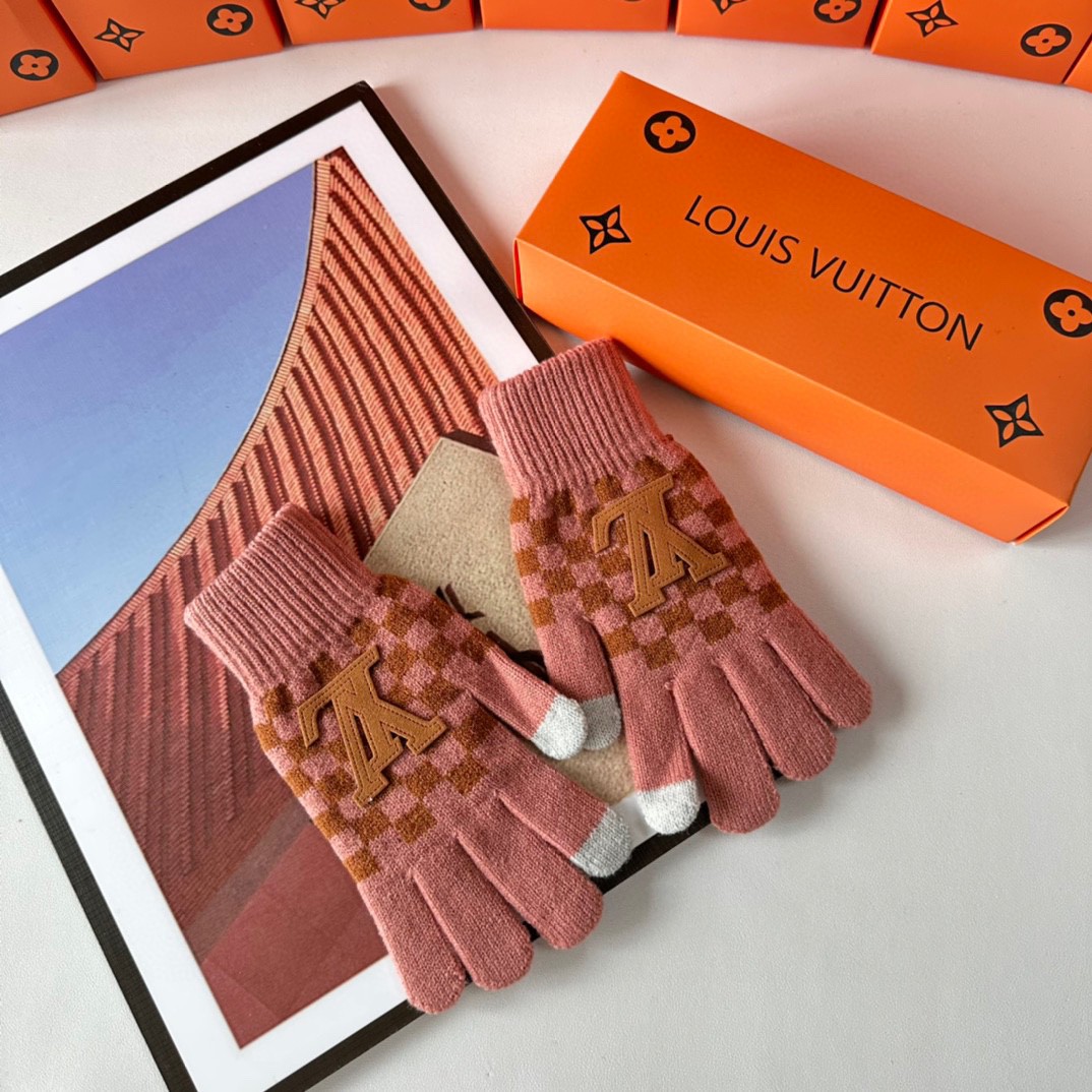 配包装LV（路易威登）新品棋盘格手套，时尚手套，秋冬必备，经典简洁💕上手超舒适柔软、百搭！